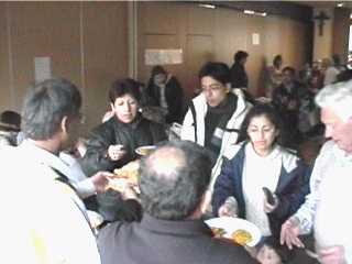 Osterbasar 2002 / alle wollen indische Spezialitäten 